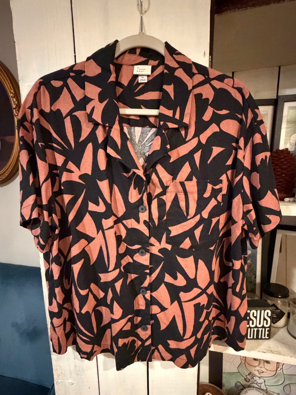 Linen a new day Black and Coral Patterned Short-Sleeve Button-Down Shirt